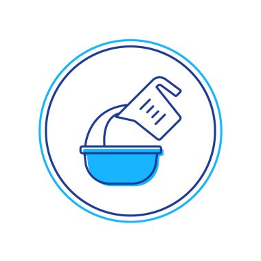 Taslak çizilmiş ölçü kabı beyaz arkaplanda izole edilmiş kase ikonuna sıvı döküyor. Plastik şişenin sapı var. Vektör.