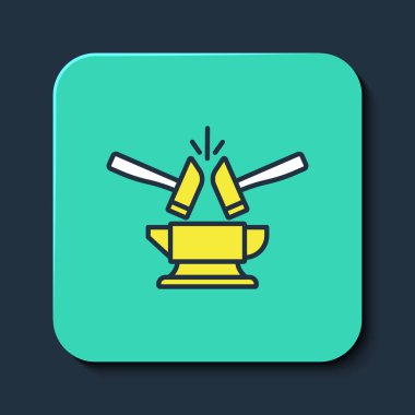 Ana hatları doldurulmuş demirci örs aracı ve çekiç simgesi mavi arkaplanda izole edilmiş. Metal dövmesi. Kalpazanlık aleti. Turkuaz kare düğme. Vektör.