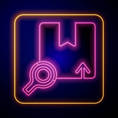 Parlayan neon arama paketi simgesi siyah arkaplanda izole edildi. Paket izleme sembolü. Büyüteç ve karton kutu. Lojistik ve teslimat. Vektör
