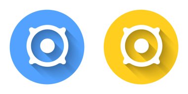 Beyaz Stereo hoparlör simgesi uzun gölge arkaplanı ile izole edildi. Ses sistemi hoparlörleri. Müzik ikonu. Müzikal sütun hoparlörü. Çember düğmesi. Vektör