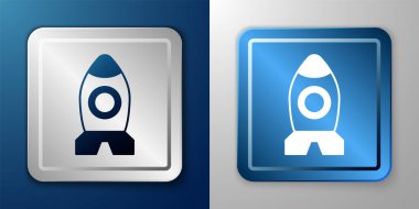 Beyaz Roket oyuncak ikonu mavi ve gri arka planda izole edildi. Uzay yolculuğu. Gümüş ve mavi kare düğme. Vektör