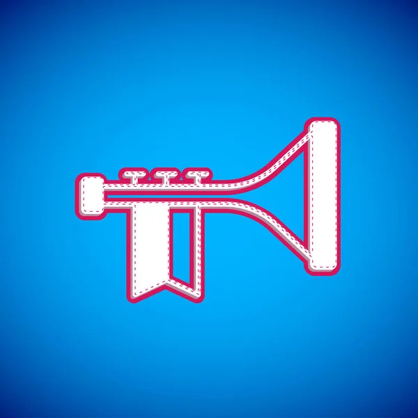 Icona tromba bianca isolata su sfondo blu. Strumento musicale. Vettore — Vettoriale Stock
