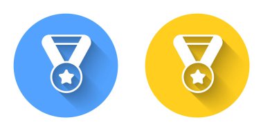 Beyaz Madalya ikonu uzun gölge arkaplan izole. Kazanan sembol. Çember düğmesi. Vektör