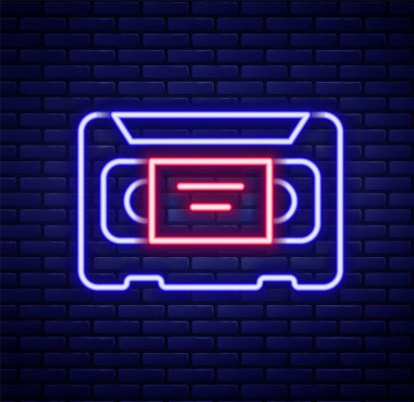 Parlayan neon hattı VHS video kaset ikonu tuğla duvar arka planında izole edildi. Renkli taslak konsepti. Vektör
