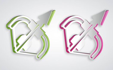 Kağıt kesiği Ortaçağ yayı ve ok simgesi gri arka planda izole edilmiş. Ortaçağ silahı. Kağıt sanatı tarzı. Vektör