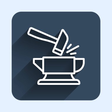 Beyaz çizgi demirci örs aleti ve çekiç simgesi uzun gölge arkaplanı ile izole edilmiş. Metal dövmesi. Kalpazanlık aleti. Mavi kare düğme. Vektör.