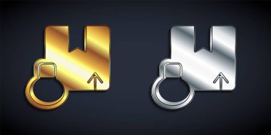 Siyah arka planda izole edilmiş altın ve gümüş karton kutu simgesi. Kutu, paket, paket işareti. Teslimat ve ambalaj. Uzun gölge tarzı. Vektör.