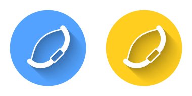 Beyaz ortaçağ yay simgesi uzun gölge arkaplanı ile izole edilmiş. Ortaçağ silahı. Çember düğmesi. Vektör.