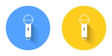 Beyaz Mikrofon simgesi uzun gölge arkaplanı ile izole edildi. Radyodaki mikrofondan. Sözcü işareti. Çember düğmesi. Vektör.