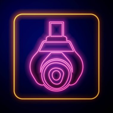 Parlayan neon renkli vinç siyah arkaplanda izole edilmiş bir kütük simgesi yakaladı. Orman endüstrisi. Kereste gövdesi ahşap üretimi için endüstriyel vinç. Vektör.