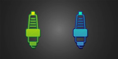 Siyah arka planda yeşil ve mavi Buji ikonu izole edildi. Araba elektrikli mumu. Vektör.