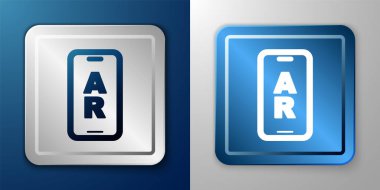 Beyaz Güçlendirilmiş AR simgesi mavi ve gri arka planda izole edildi. Sanal geleceksel giyilebilir cihazlar. Gümüş ve mavi kare düğme. Vektör.