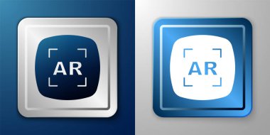 Beyaz Güçlendirilmiş AR simgesi mavi ve gri arka planda izole edildi. Sanal geleceksel giyilebilir cihazlar. Gümüş ve mavi kare düğme. Vektör.