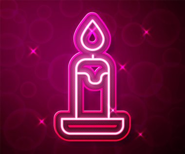 Parlayan neon hattı kırmızı arkaplanda izole edilmiş şamdan ikonunda yanan mum. Silindirik mum çubuğu ve yanan ateş. Vektör.