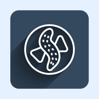 Beyaz çizgi, uzun gölge arkaplan ile izole edilmiş bir tabak ikonunda salatalık servisi yapıyordu. Deniz yemeği. Mavi kare düğme. Vektör.