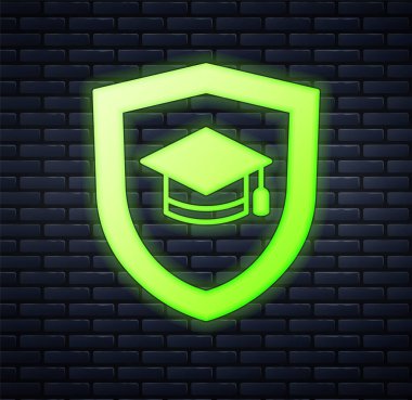 Duvarda izole edilmiş kalkan ikonu olan parlak neon mezuniyet şapkası. Sigorta konsepti. Güvenlik, güvenlik, koruma, konsept koruma. Vektör.