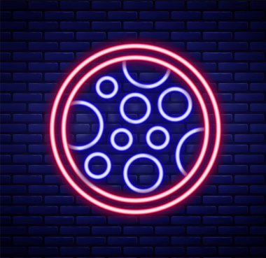 Parlayan neon hattı Pizza simgesi tuğla duvar arkasında izole edilmiş. Fast food menüsü. Renkli taslak konsepti. Vektör