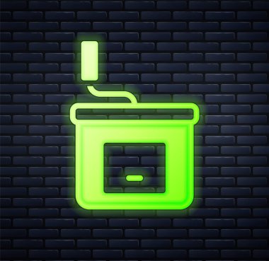 Parlayan neon el yapımı kahve öğütücü ikonu tuğla duvar arkasında izole edilmiş. Vektör