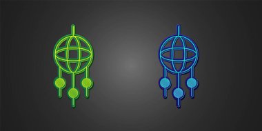 Siyah arka planda tüy ikonu olan yeşil ve mavi rüya avcısı. Vektör.