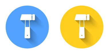 Beyaz Çekiç simgesi uzun gölge arkaplanı ile izole edildi. Tamir için bir araç. Çember düğmesi. Vektör.