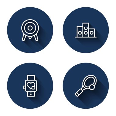 Podyum Smart 'ın uzun gölgeli tenis raketi ve kalbi olan spor ödülünün yerini belirle. Mavi daire düğmesi. Vektör.