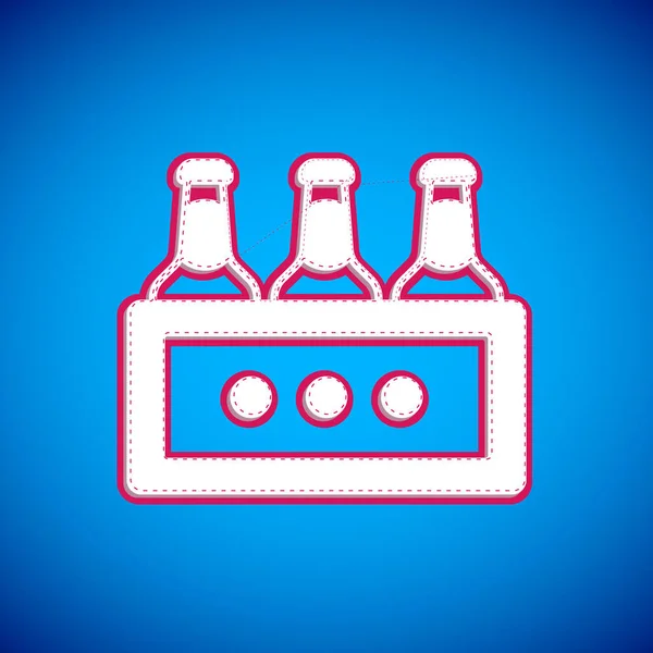 白色啤酒瓶图标 蓝色背景隔离 木箱和啤酒瓶盒装啤酒盒标志 — 图库矢量图片