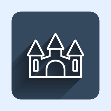 Beyaz çizgi Castle ikonu uzun gölge arkaplan ile izole edildi. Kulesi olan bir ortaçağ kalesi. Düşmanlardan koruma. Şehrin güvenilirliği ve savunması. Mavi kare düğme. Vektör.