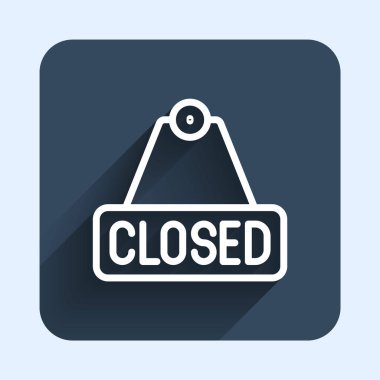 Uzun gölge arkaplan izole edilmiş metin kapatılmış simgesi ile beyaz çizgi asma işareti. Kafe ya da restoran için iş teması. Mavi kare düğme. Vektör.