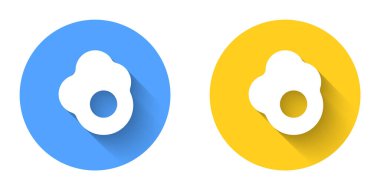 Çırpılmış yumurta simgesi uzun gölgeli. Ev yemeği, sahanda yumurta, sağlıklı kahvaltı, omlet ikonu. Çember düğmesi. Vektör