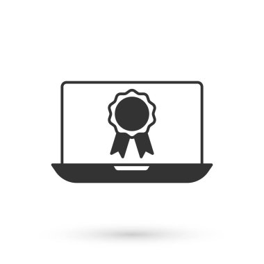 Beyaz arka planda izole edilmiş diploma ikonu olan gri çevrimiçi eğitim. Diplomanı evde internetten aldım. Giyinme ve video semineri öğrenme. Vektör