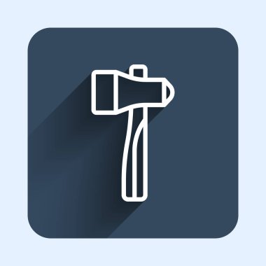 Beyaz çizgi çekiç simgesi uzun gölge arkaplanı ile izole edildi. Tamir için bir araç. Mavi kare düğme. Vektör.