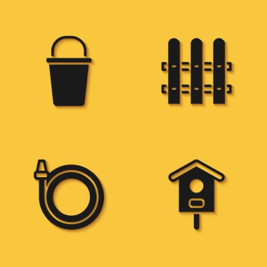 Bucket Bird 'ün bahçe hortumunu ve uzun gölgeli çit ahşap ikonu hazırlayın. Vektör.