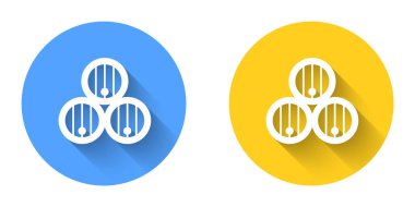 Beyaz tahta varil ikonu uzun gölgeli arka planda izole edilmiş. Alkol fıçısı, içki kabı, bira için tahta fıçı, viski, şarap. Çember düğmesi. Vektör.