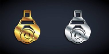 Altın ve gümüş renkli vinç siyah arkaplanda izole edilmiş bir kütük simgesi yakaladı. Orman endüstrisi. Kereste gövdesi ahşap üretimi için endüstriyel vinç. Uzun gölge tarzı. Vektör.