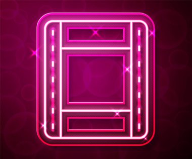 Parlayan neon hattı Play Video simgesi kırmızı arkaplanda izole edildi. Film şeridi tabelası. Vektör.