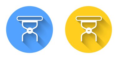 Beyaz Kamp portatif katlanabilir sandalye simgesi uzun gölge arkaplan izole. Dinlen ve rahatla. Balık koltuğu. Çember düğmesi. Vektör.