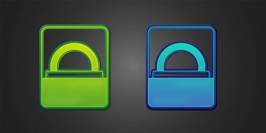 Siyah arka planda izole edilmiş bir kutu simgesindeki yeşil ve mavi Elmas nişan yüzüğü. Vektör.