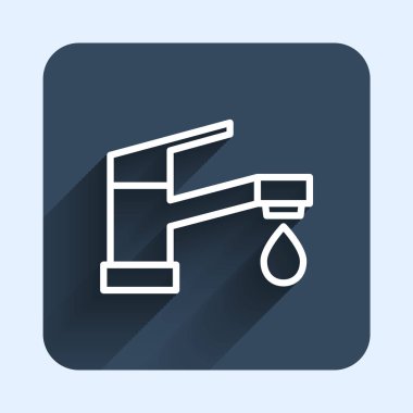 Beyaz çizgi su musluğu simgesi uzun gölge arkaplanı ile izole edildi. Mavi kare düğme. Vektör.