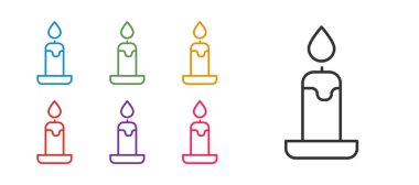 Beyaz arkaplanda izole edilmiş şamdan simgesinde mum yakma satırını ayarla. Silindirik mum çubuğu ve yanan ateş. Simgeleri renklendirin. Vektör.