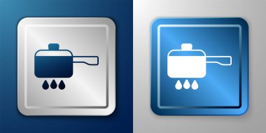 Beyaz tencere, mavi ve gri arka planda izole edilmiş ateş ikonu üzerinde. Haşlama ya da güveç besin sembolü. Gümüş ve mavi kare düğme. Vektör.