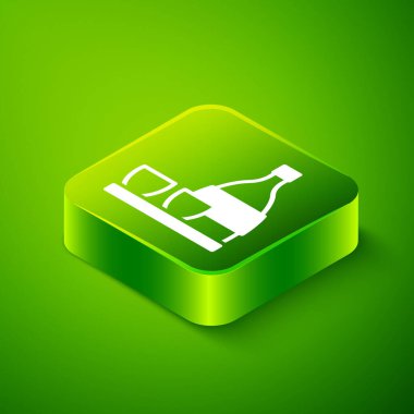 Isometric şişe sake, yeşil arka planda izole edilmiş küçük fincan sake ikonu. Yeşil kare düğmesi. Vektör.