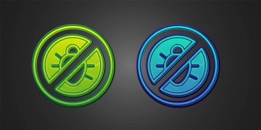 Yeşil ve mavi Colorado Böceği simgesini siyah arkaplanda izole edin. Vektör.