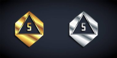 Siyah arkaplanda izole edilmiş altın ve gümüş oyun zar simgesi. Kumarhane kumarı. Uzun gölge tarzı. Vektör.