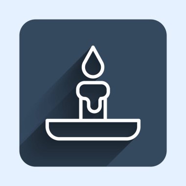 Mum ikonunda yanan beyaz çizgi uzun gölge arkaplanlı izole edilmiş. Silindirik mum çubuğu ve yanan ateş. Mavi kare düğme. Vektör.