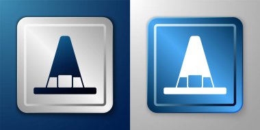 Beyaz Cadı şapkası simgesi mavi ve gri arkaplanda izole edildi. Mutlu Cadılar Bayramı Partisi. Gümüş ve mavi kare düğme. Vektör.