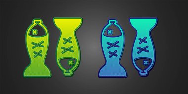 Siyah arka planda izole edilmiş bir tabak ikonunda servis edilen yeşil ve mavi balıklar. Vektör.