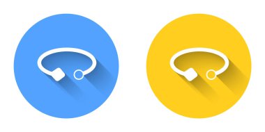 Beyaz bilezik mücevher ikonu uzun gölgeli bir arka plan. Bilezik işareti. Çember düğmesi. Vektör.