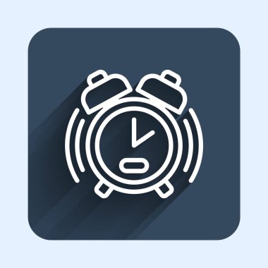 Beyaz çizgi alarm saati simgesi uzun gölge arkaplanı ile izole edildi. Uyan, kalk konsepti. Zaman işareti. Mavi kare düğme. Vektör.