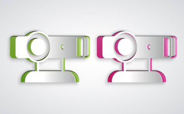 Kağıt kesiği Web kamera simgesi gri arkaplanda izole edildi. Sohbet kamerası. Web kamerası simgesi. Kağıt sanatı tarzı. Vektör.