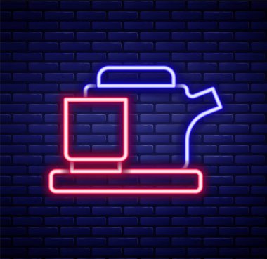Parlayan neon hattı geleneksel çay seremonisi simgesi tuğla duvar arkasında izole edilmiş. Fincanlı çaydanlık. Renkli taslak konsepti. Vektör.